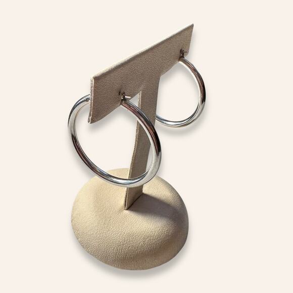 14k White Gold Hoop Earrings click down clasp - Picture 2 of 4